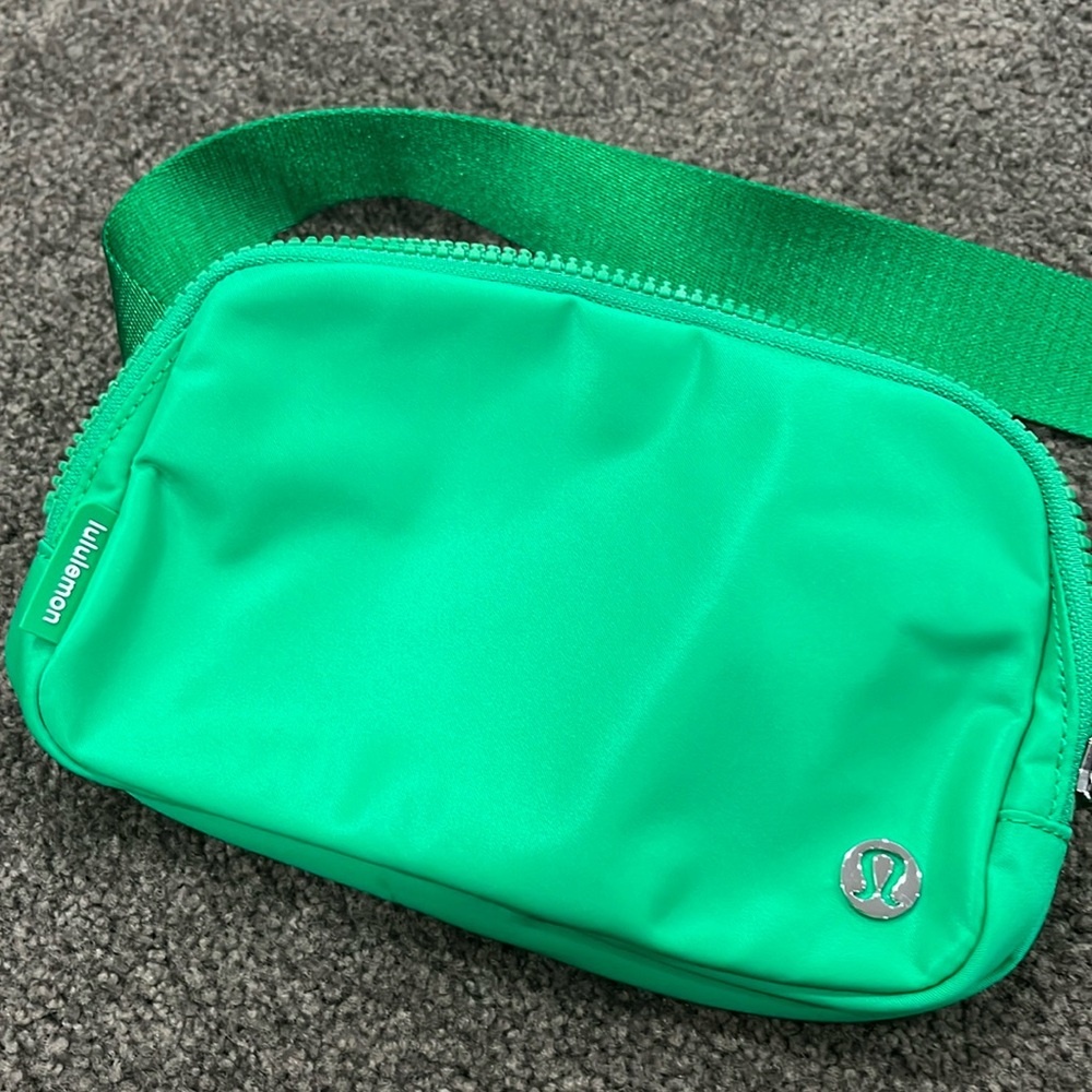 lululemon belt bag - green - extended strap!
